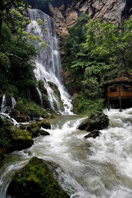 中国瀑布之美:三峡大瀑布