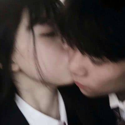 情头像情侣双人两张甜接吻