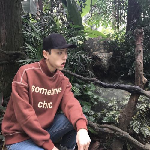 英俊潇洒男生头像图片帅气韩版，散发出一种积极向上的气息