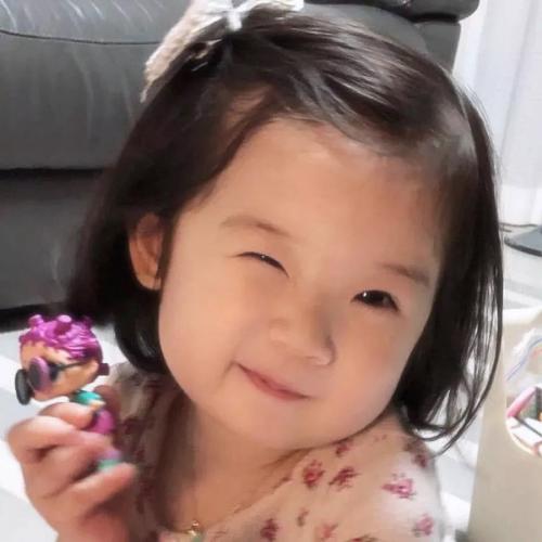 小女孩头像超萌可爱图片，总让我想到那些纯真而快乐的时光