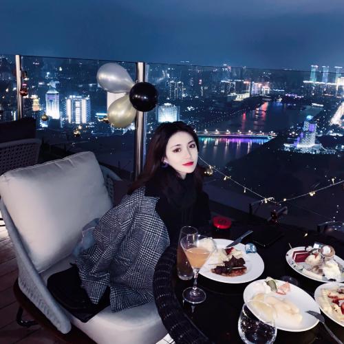 女生头像可爱清新有颜色比较成熟，给人一种温柔、甜美的感觉