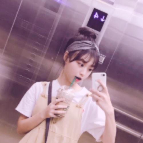 女生头像可爱清新有颜色比较成熟，给人一种温柔、甜美的感觉